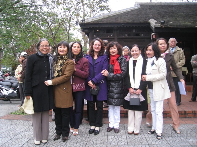 coCan HanhK3 NgTBichThu NgoTAiAnh DinhK4 NgTLe u_u XuanLanK6.jpg - Từ trái: cô Tôn Nữ Thị Cần, Hạnh K3, cô Ngô Thị Bích Thu, cô Ngô Thị Ái Anh, Quý Định K4, cô Nguyễn Thị Lệ, ..., Xuân Lan K6